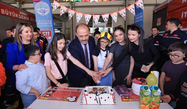 Kayseri'de özel gereksinimli Aleyna'ya itfaiyeden doğum günü sürprizi