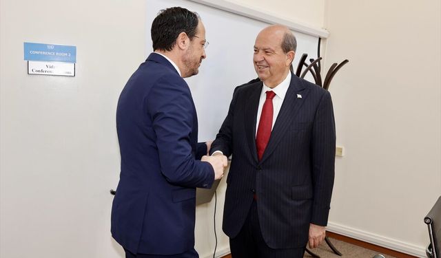 KKTC Cumhurbaşkanı Tatar, GKRY lideri Hristodulidis ile ara bölgede görüştü