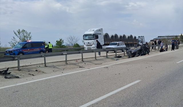Konya'da devrilen otomobildeki karı koca yaralandı