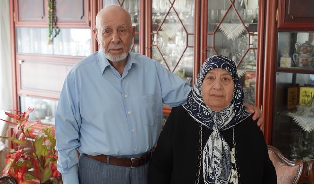 Mutlu evliliğin sırrını 60 yıldır eşine getirdiği çiçeklerde buluyor