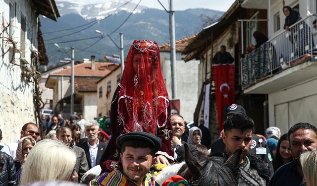 "Osman Gazi'yi Anma ve Bursa'nın Fethi Şenlikleri" kapsamında köy düğünü canlandırıldı
