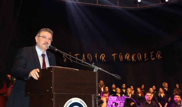 Trabzon'da sağlıkçılardan oluşan koro Türk halk müziği konseri verdi