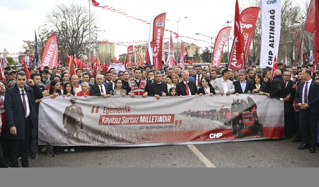 CHP Genel Başkanı Özel, partililer ve vatandaşlarla Anıtkabir'e yürüdü