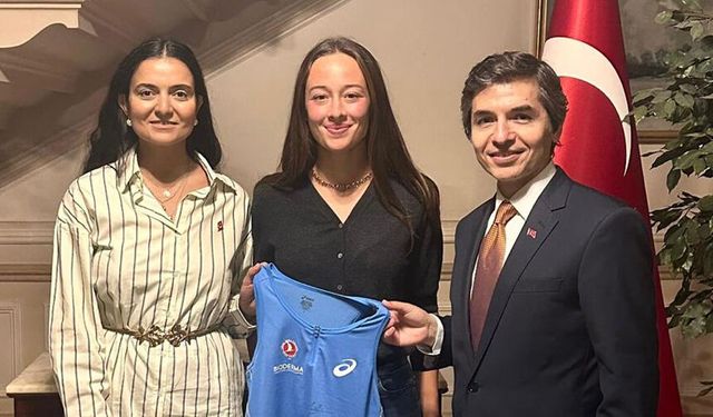 Büyükelçi Ertaş, Wimbledon'da mücadele eden Türk sporcuları konutunda ağırladı