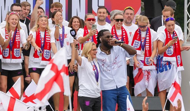 İngiltere Kadın Futbol Takımı UEFA Kadınlar Şampiyonluğunu Kutladı