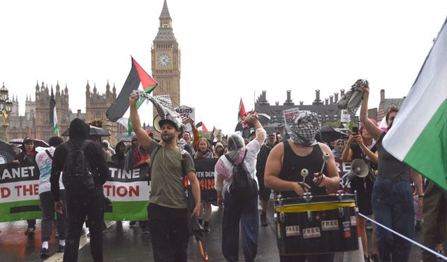 Londra'da on binler Filistin'e destek için yürüdü