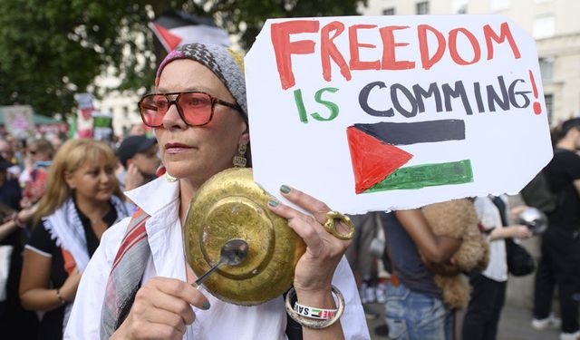 İsrail, İngiltere'de tencere ve tavalarla protesto edildi