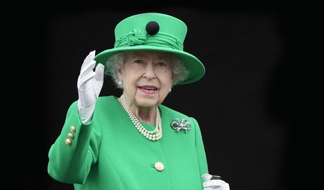 Kraliçe’nin Kıyafetleri Buckingham Sarayında Sergilenecek