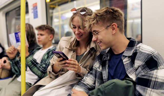 Toplu taşımada “müzik ve video için kulaklık” kampanyası