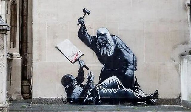 Gizemli Sanatçı Banksy Bu Defa Yüksek Mahkeme Duvarına Çizdi