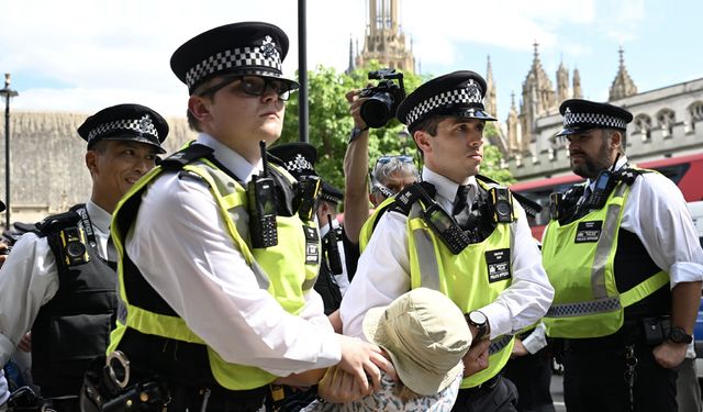 İngiltere’de polisin güç kullanımı için kurallar değişiyor!