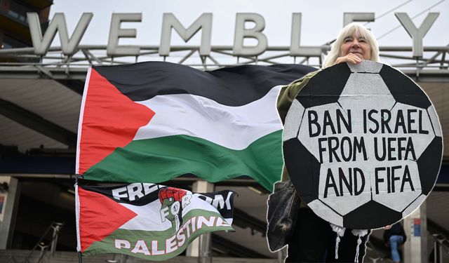 İsrail'in futboldan men edilmesi için Wembley Stadı'na yürüdüler