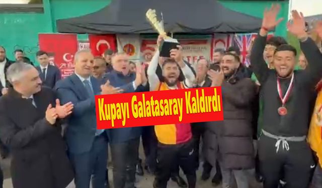 Bakan Bak, Londra'da Galatasaray'a, ‘Cumhuriyet Kupası’nı Takdim Etti