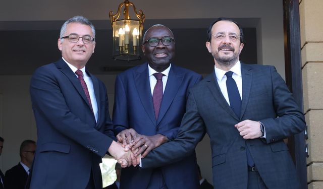 Kıbrıs’ta iki toplum lideri ara bölgede görüştü