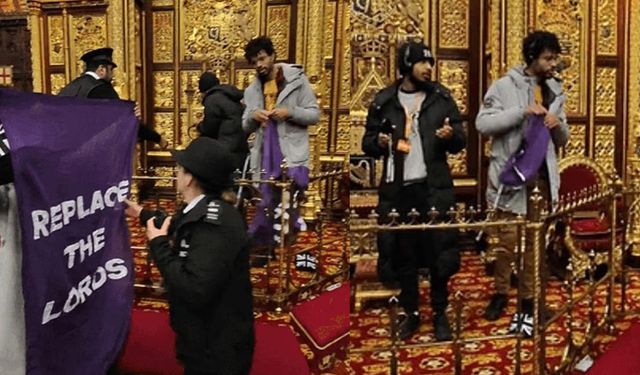İngiltere Parlamentosunda, Kral tahtı önünde Lordlar Kamarası karşıtı eylem