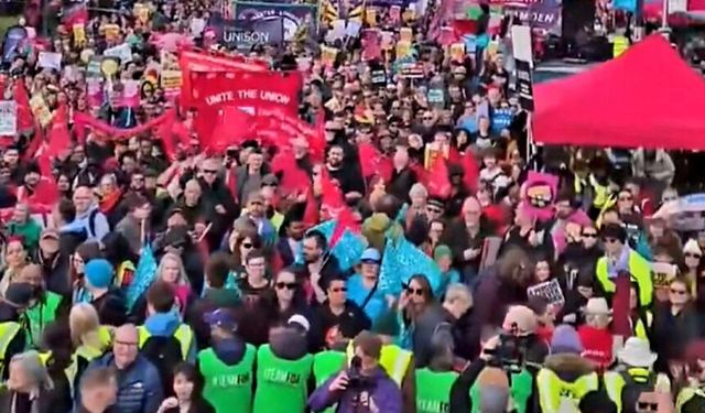 Londra’da Irkçılığa Karşı Büyük Yürüyüş Gerçekleştirildi