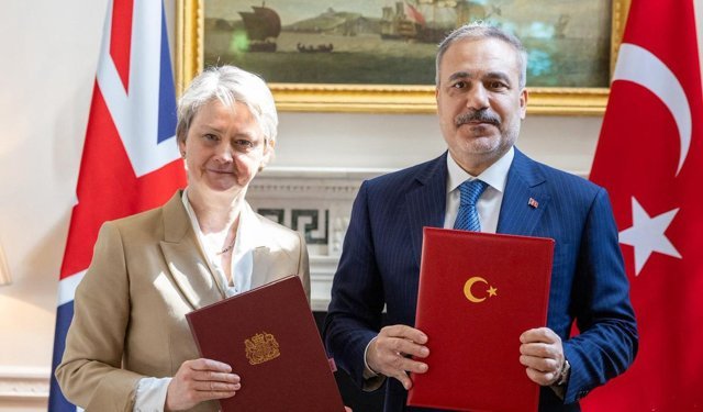 Türkiye ile İngiltere arasında "Stratejik Ortaklık Çerçeve Belgesi" imzalandı
