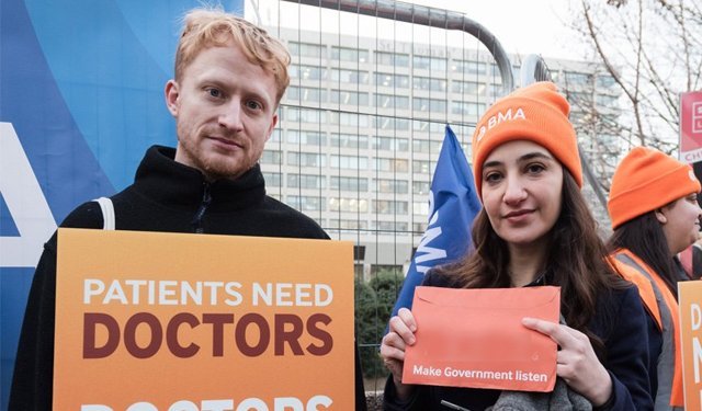 İngiltere’de Asistan Doktor Krizi Derinleşiyor: Grevler Yeniden Tırmanıyor