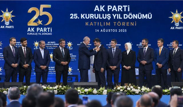 AK Parti'ye 25. yıl dönümünde, 3 milletvekili ve 7 belediye başkanı katıldı