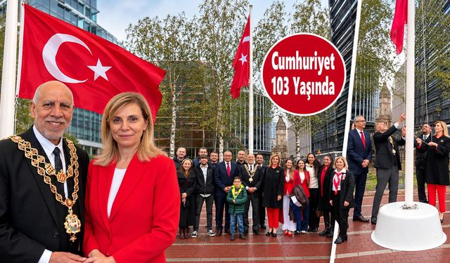 Cumhuriyet’in 103. yılı için Birmingham’da Türk bayrağı göndere çekildi