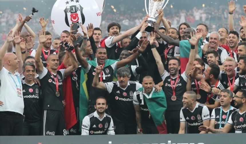 Beşiktaş Taraftarı ve Futbolcuları Şampiyonluğu Kutluyor