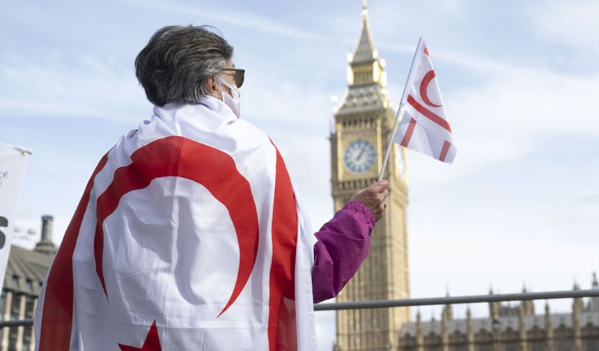 İngiltere Parlamentosu önünde BMGK kararına protesto