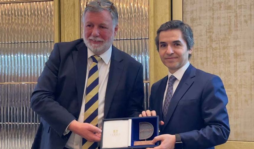 Büyükelçi Osman Koray Ertaş'a 'Yılın Diplomatı' Ödülü