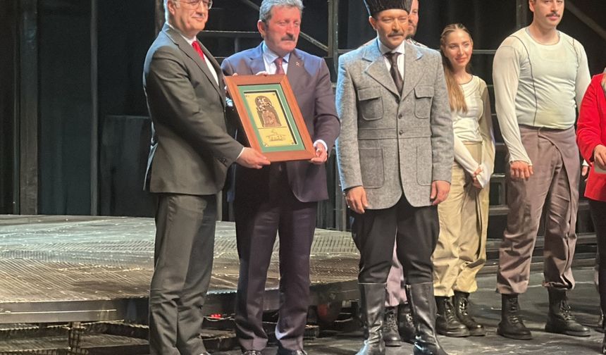 Ankara Devlet Tiyatrosu'nun "Yüzyıllık Destan: Ateş" oyunu Samsun'da sahnelendi