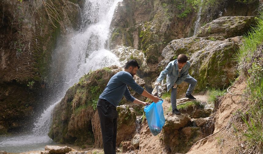 Erzincan'da üniversite öğrencileri, manevi rehberlerle Girlevik Şelalesi çevresini temizledi