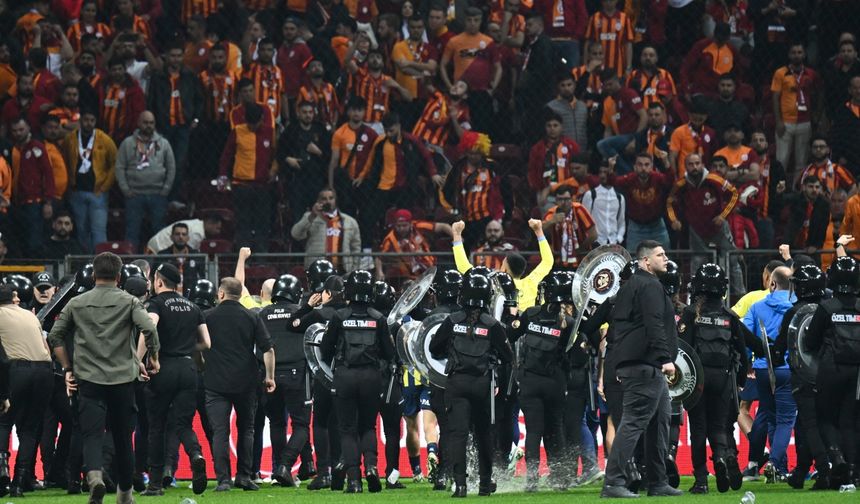 Fenerbahçe'ye 1-0 yenilen Galatasaray, şampiyonluğu ilan etme şansını kullanamadı