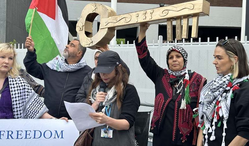 İsrail'in Dublin Büyükelçiliği önünde Filistin'e destek gösterisi