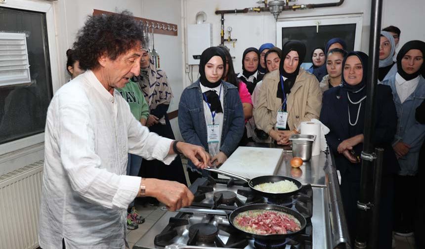 Ünlü şef Hüseyin Özer, üniversite öğrencilerine gastronominin inceliklerini anlattı