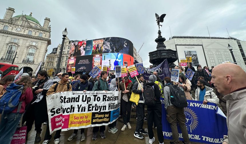 Londra'da aşırı sağcılar ile ırkçılık karşıtları karşılıklı eylem düzenledi