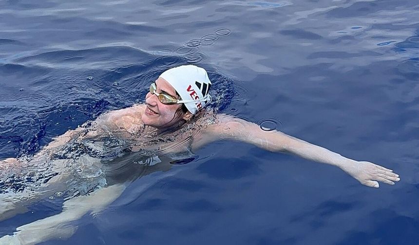 Yüzücü Aysu Türkoğlu, Kaiwi Kanalı'nı başarıyla geçti