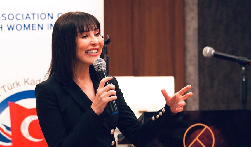 Aslı Şafak Londra’da ‘Anneler Günü’nde konuştu