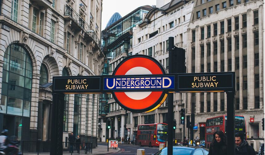 Londra metrosunu hafta sonu kullanacaklar dikkat!