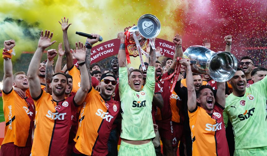 Galatasaray, şampiyonluk kupasını RAMS Park'ta kaldırdı