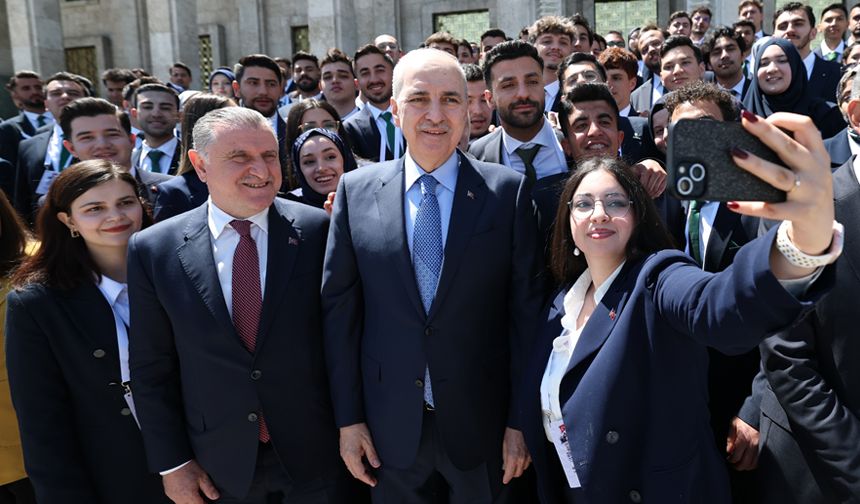 TBMM Başkanı Kurtulmuş, Meclis'te gençleri ağırladı