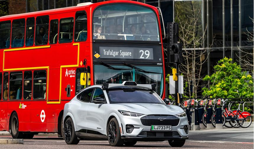 Londra'da sürücüsüz taksilerin trafiğe çıkacağı tarih belli oldu