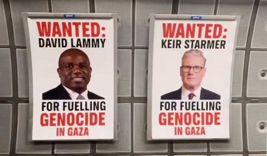 Keir Starmer ve David Lammy’in “Soykırımdan Aranıyor” posterleri asıldı