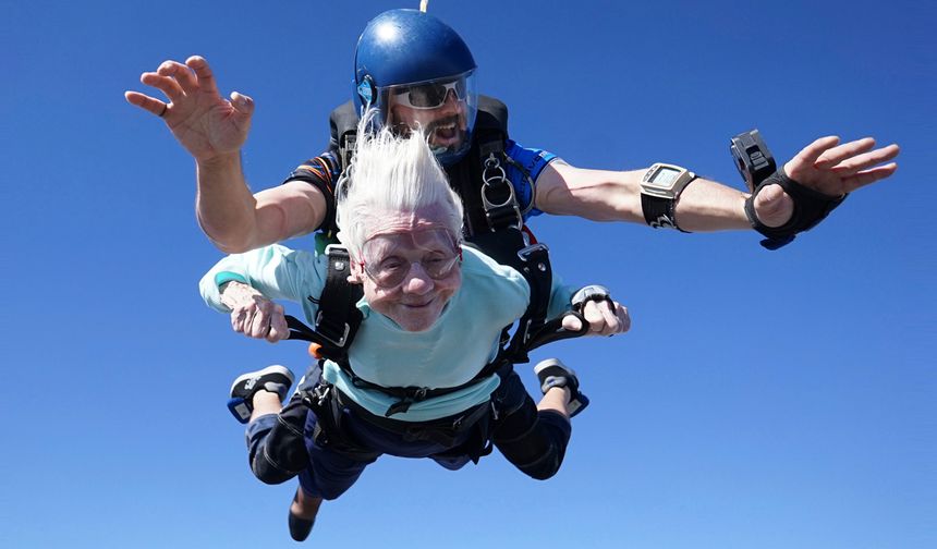 Betty Gregory 94. yaşını paraşütle atlayarak kutladı