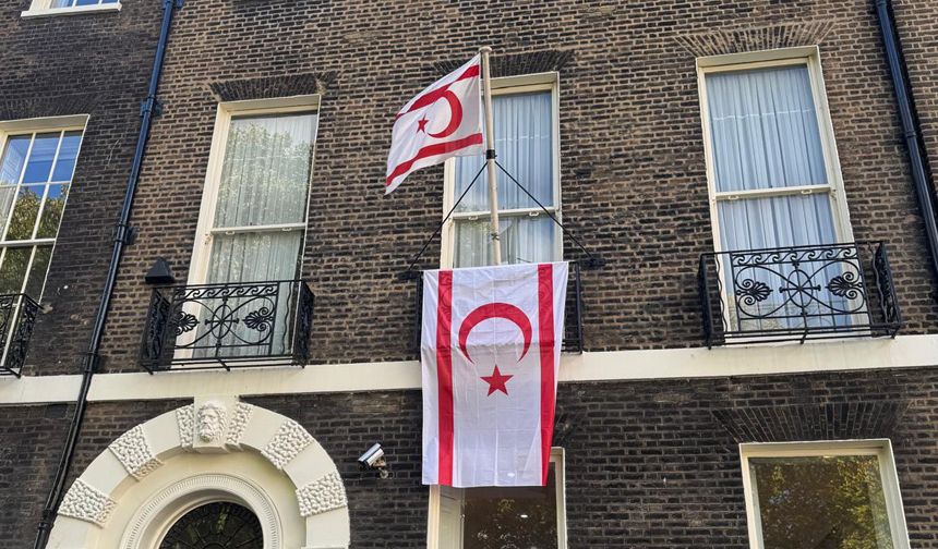 Tufan Erhurman İçin Londra’da Bayrak Çekildi, Işıklar Açıldı