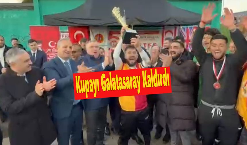 Bakan Bak, Londra'da Galatasaray'a, ‘Cumhuriyet Kupası’nı Takdim Etti