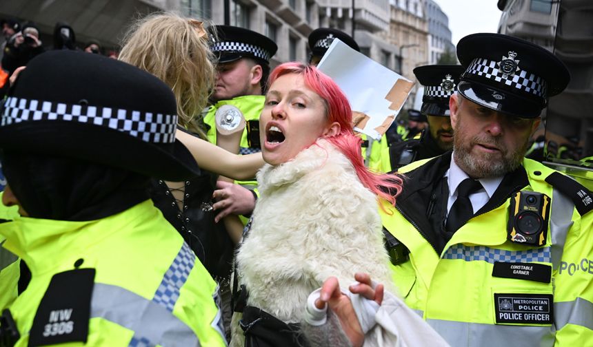 Londra'da, yasaklı Palestine Action grubuna destek eyleminde onlarca gözaltı