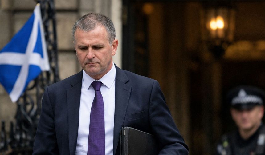 İskoç Bakan 11 Bin Sterlinlik İnternet Faturası Nedeniyle İstifa Etti