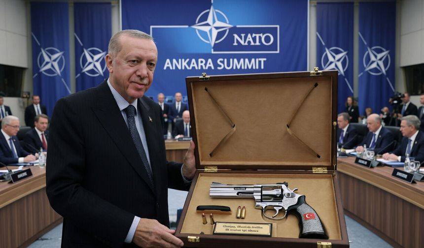 Erdoğan'ın NATO liderlerine hediyesinin yankıları sürüyor