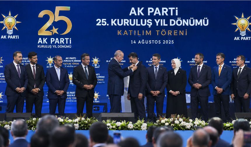 AK Parti'ye 25. yıl dönümünde, 3 milletvekili ve 7 belediye başkanı katıldı