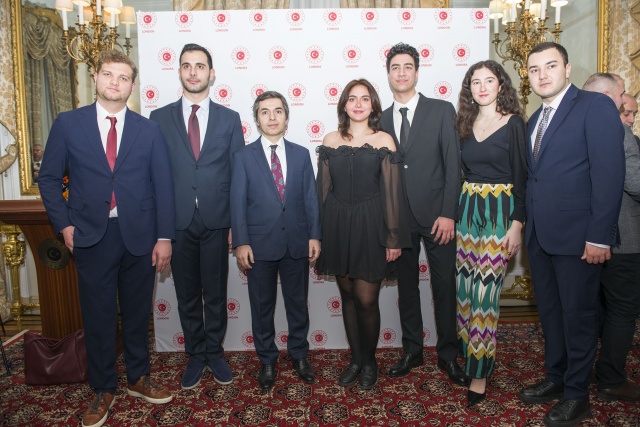 İngiltere’deki üniversitelerde öğrenim gören Türk öğrenciler ile iş yaşamını İngiltere’de sürdüren iş insanları Londra’da bir araya geldi.
Türkiye’nin Londra Büyükelçisi Osman Koray Ertaş’ın ev sahipliğinde büyükelçilik rezidansında düzenlenen etkinliğe yaklaşık 200 öğrenci ve iş insanı katıldı.

FOTOĞRAFLAR: HALİL YETKİNLİOĞLU