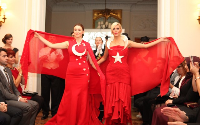 Londra'da Atatürk Kıyafetleri Defilesi
