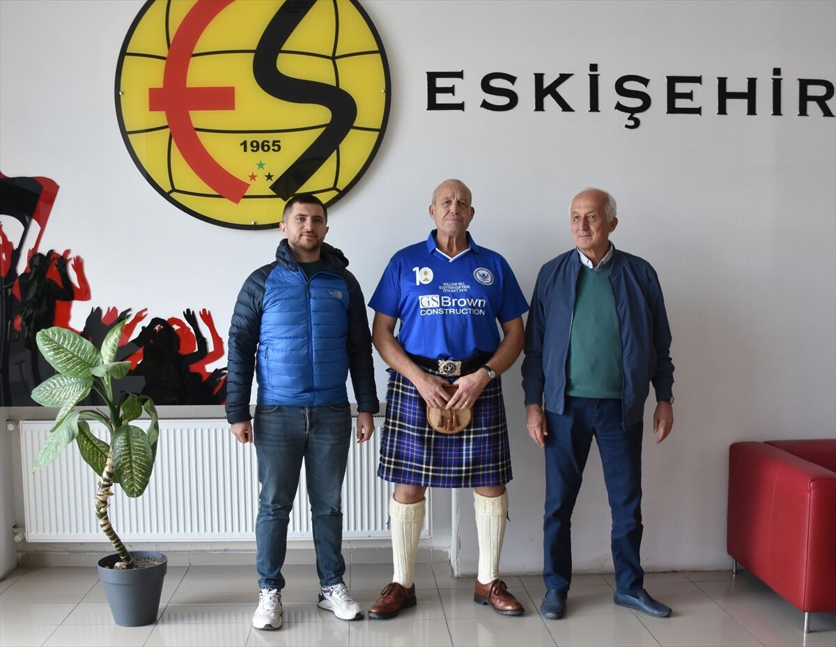 İskoç taraftar, Eskişehirspor maçını tribünden izlemek için 4 bin